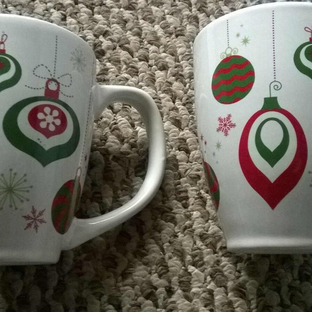 2 CALIFORNIA PANTRY Christmas Coffee Mugs Red & Gr
